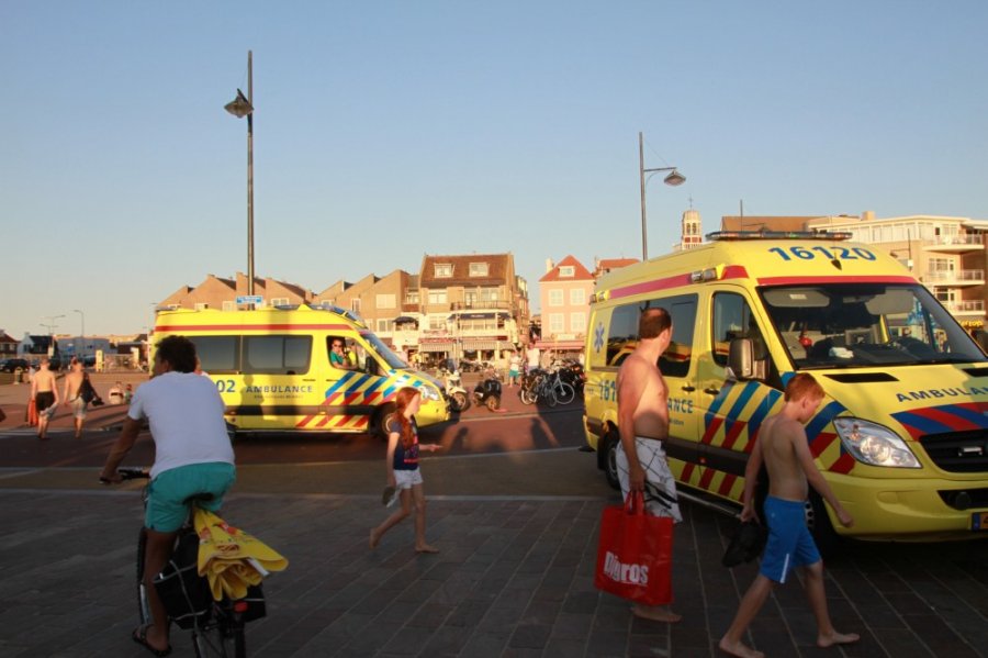 Man onwel op strand nabij de zeilvereniging